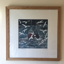 Load image into Gallery viewer, ORIGINAL REDUCTION LINO CUT ART &quot;HEADING HOME&quot; SOLID OAK FRAME 10/10 PAINTING