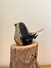 Load image into Gallery viewer, Glass Wren Bird Sculpture Ornament Pop